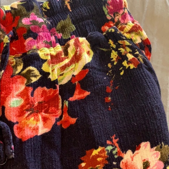 LOVE TREE Floral Shorts Size Large - Picture 6 of 6